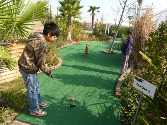 We played mini golf with Alberto and Juanito.